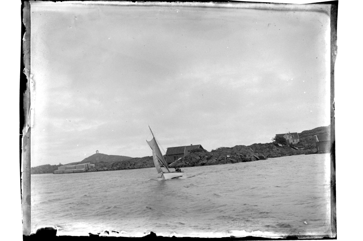 Seilbåt utenfor kysten mellom Sandøy og Færøy, Farsund. Fotografert rundt 1900.