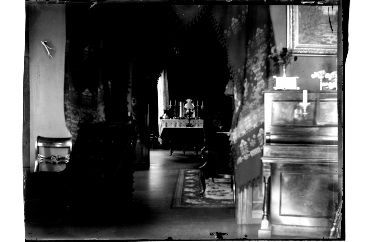 Interiør, antagelig fra Peter og Anna Sundts hus i Kirkegaten 1 i Farsund. Antagelig fotografert 1903-1904.