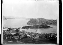 Utsikt fra Varbakk mot bybebyggelsen i Farsund og Farø. Foto