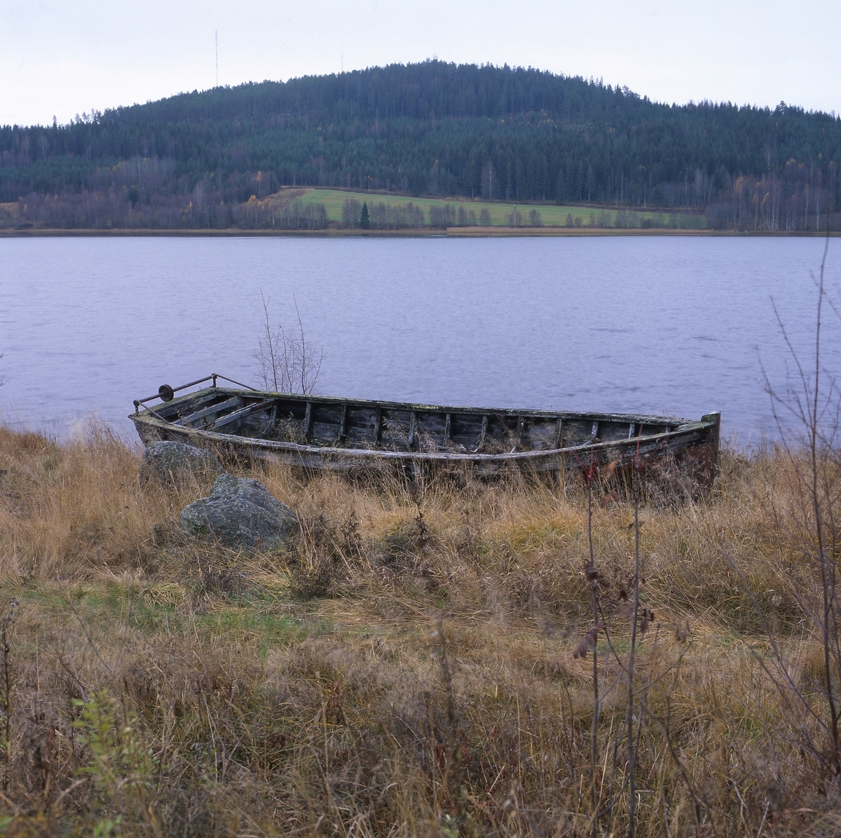 Midnäs-båten 1999. Båten ligger delvis uppdragen på land.