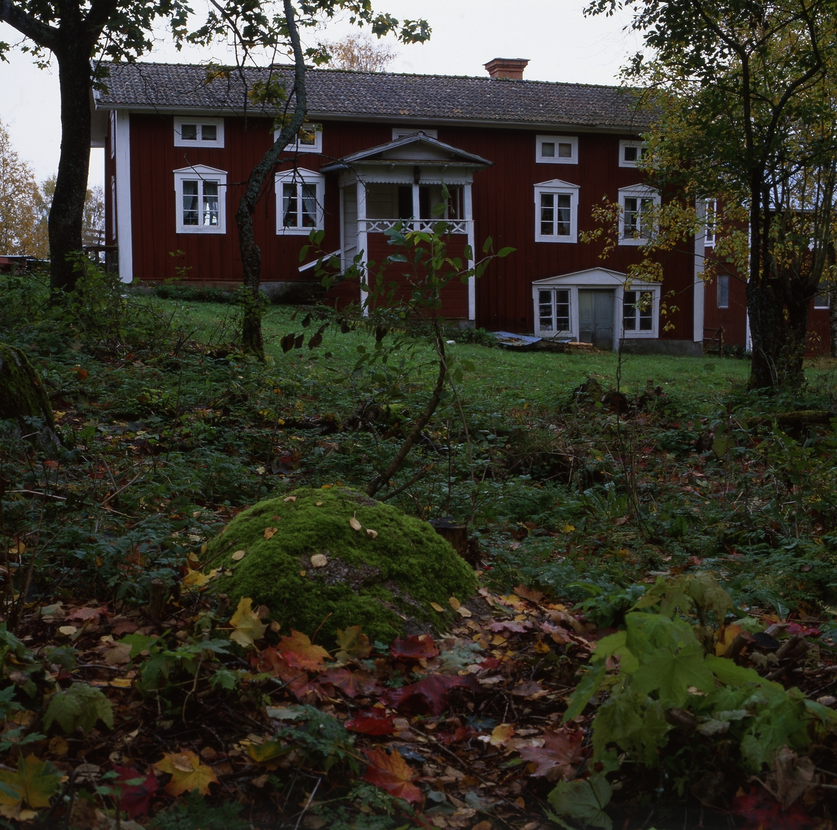 Boningshus på sluttande tomt  i Ovanåker, 7 oktober 2001. Delvis inbyggd förstukvist.