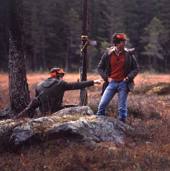 Älgjakt i Arbråskogarna 13 oktober 1980. Två jägare diskuterar.