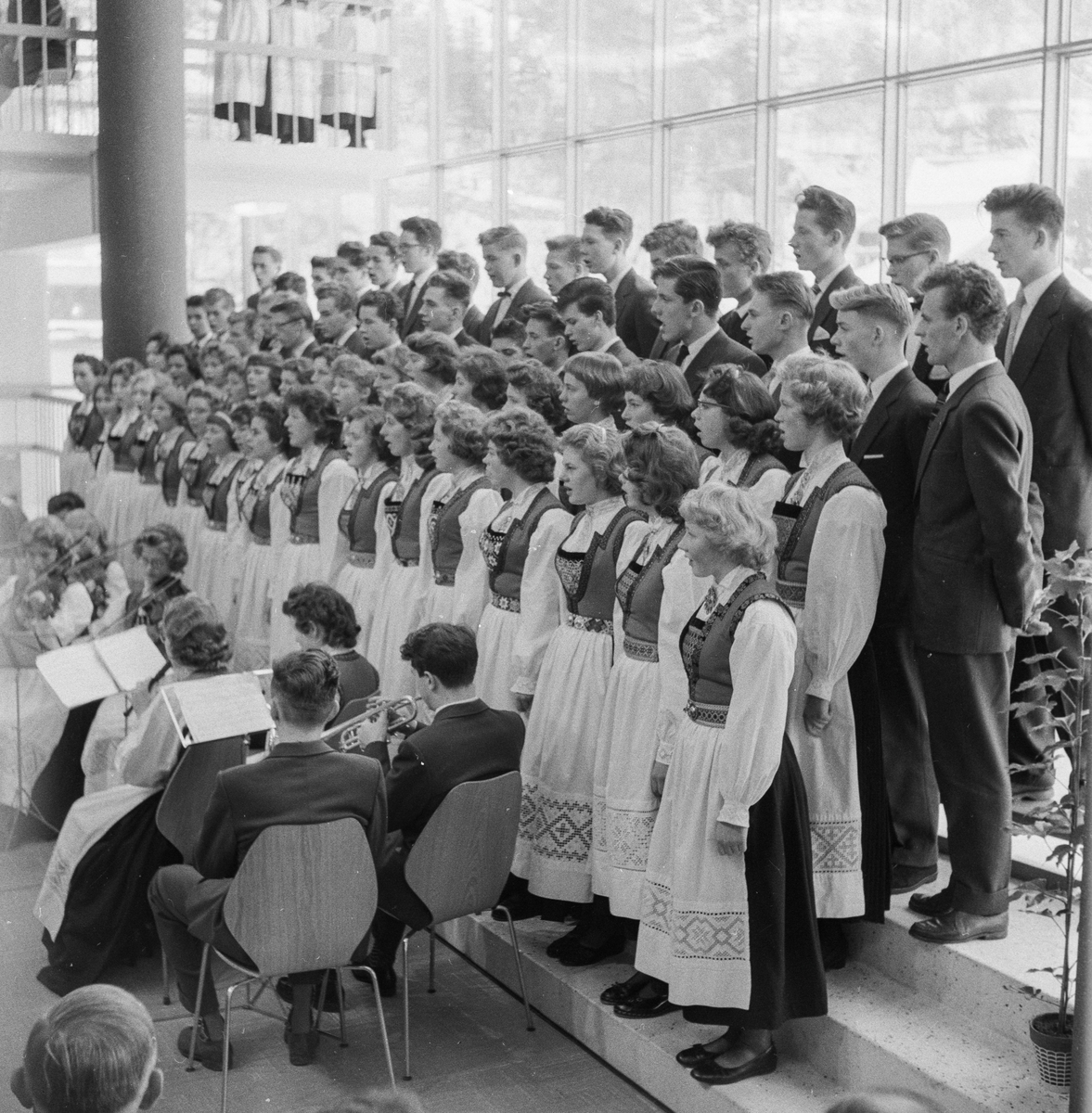 Skulekoret syng i aulaen ved opninga av Odda høgre skole (no Odda ungdomsskole) 17. jan 1959