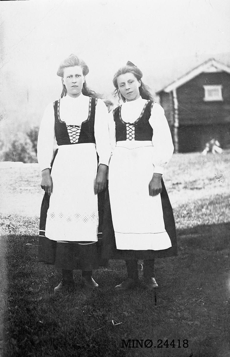 To finkledde jenter - Marit Akerhaug og Kristine Akerhaug, gift Kjølle