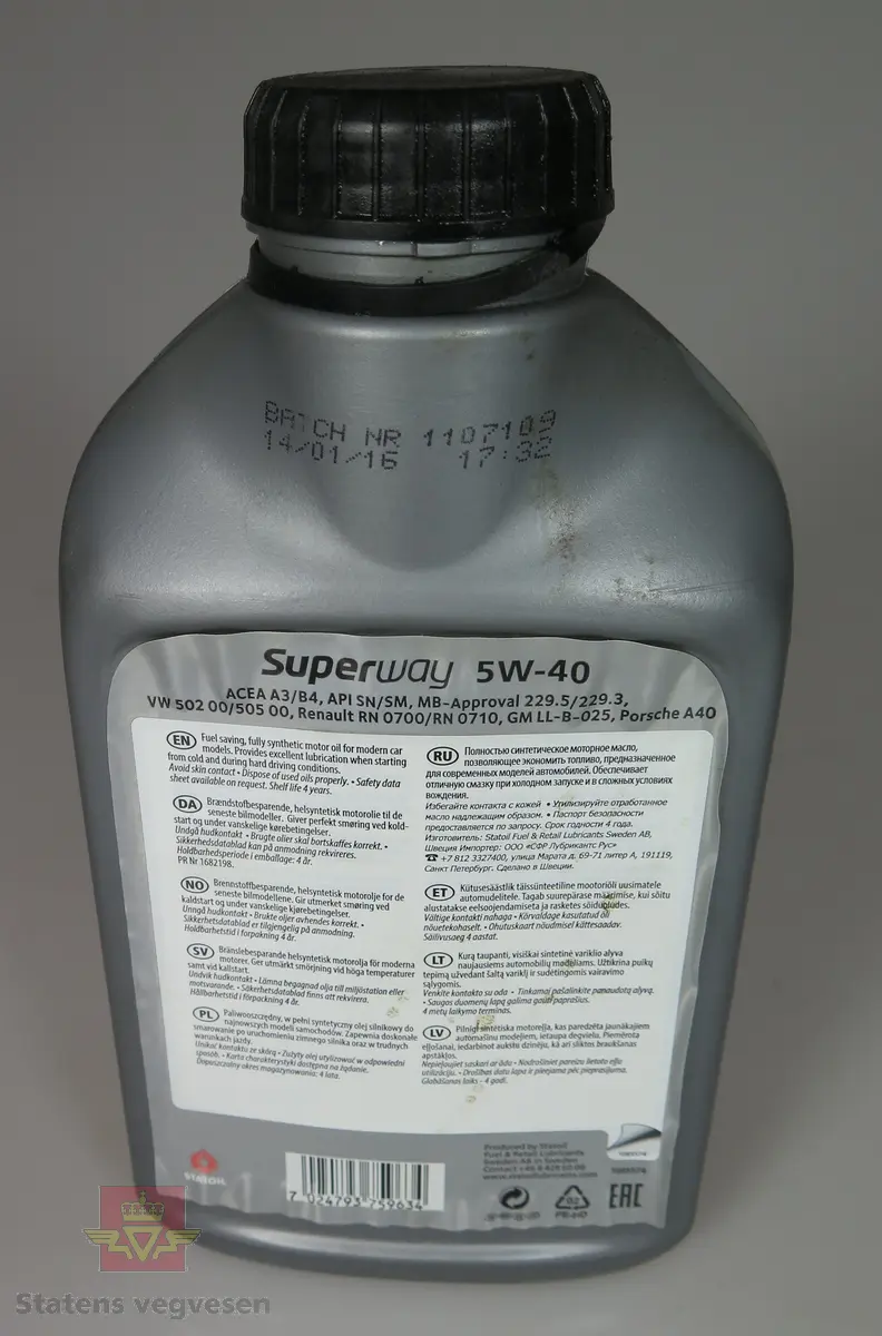Tom plastflaske for 1 liter motorolje av typen Statoil Superway 5W-40. Grå flaske med svart kork. Etikett på fram - og baksiden, som opplyser om innholdet.