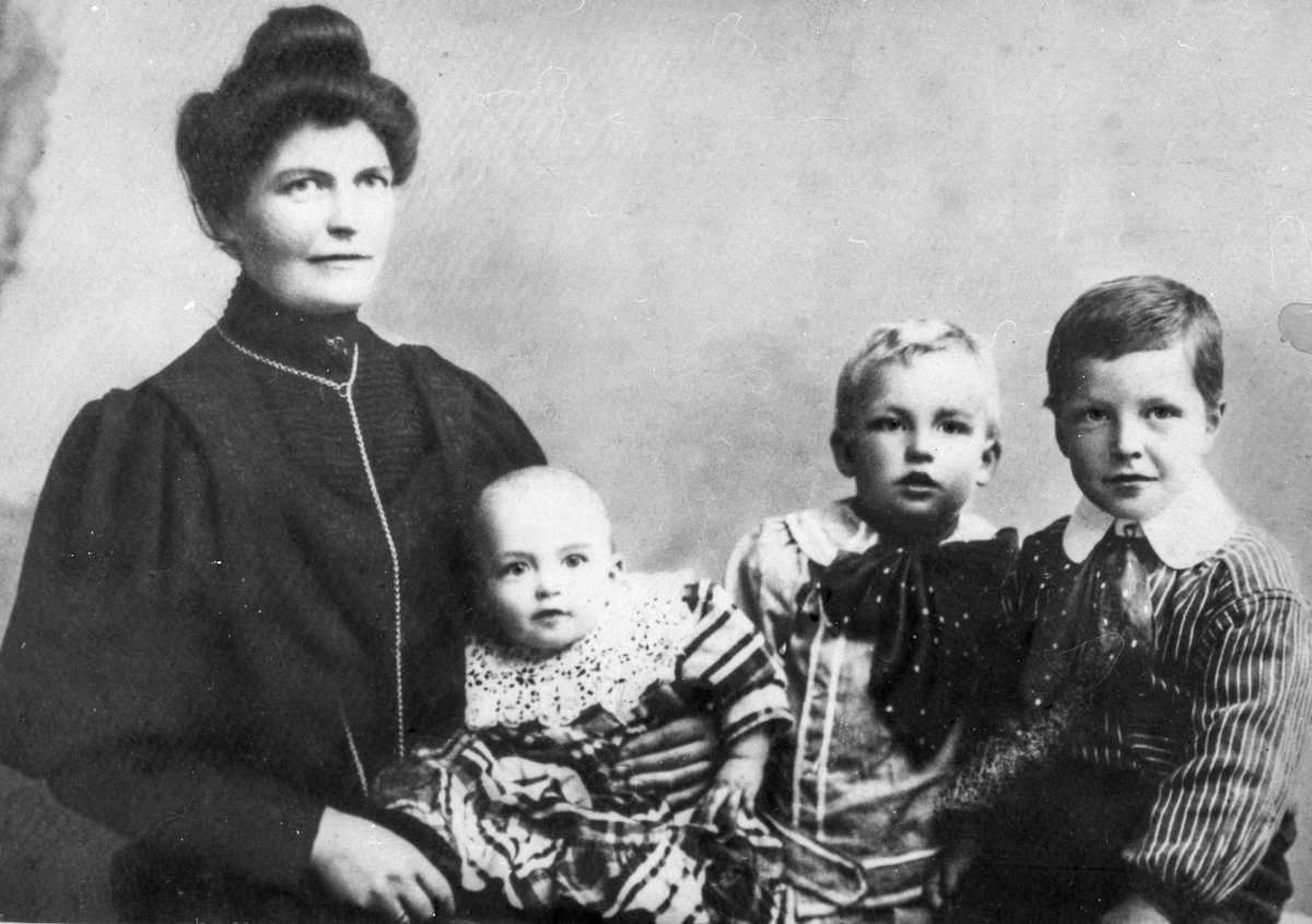 Petrine Karoline Ingebrigtsen med barna, Ingvald, Sverre Kristian, Bjarne Julius