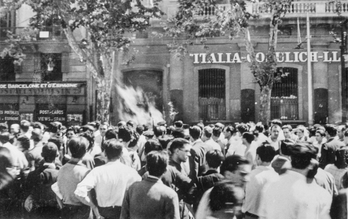 Folkemengde framfor det Italienske konsulatet i Barcelona