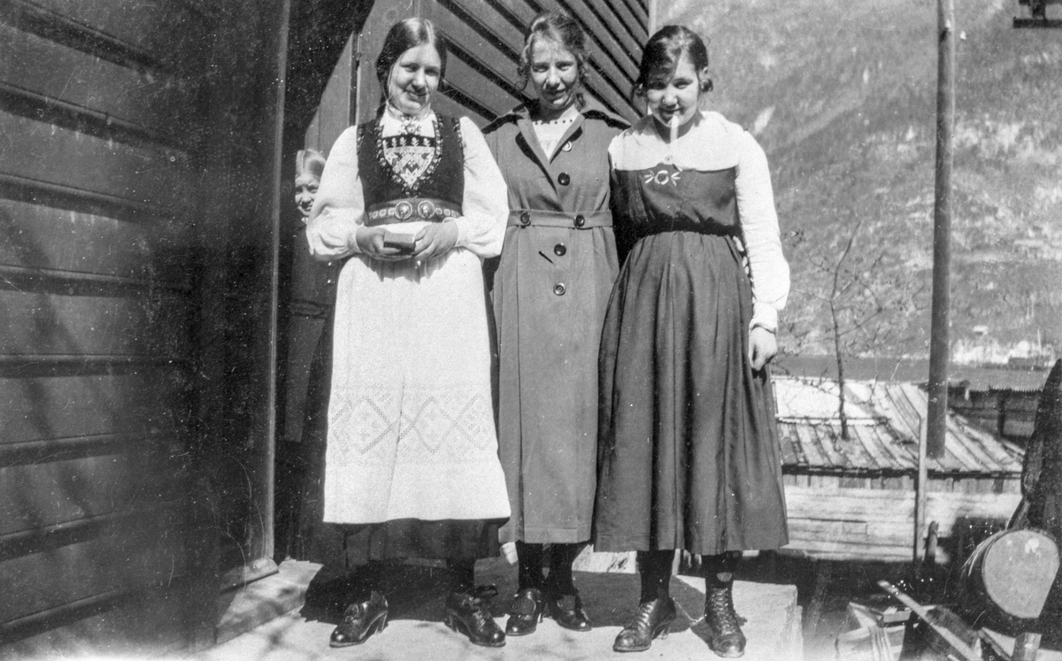 Systrene Digranes på trappa til Øystein Digranes sitt hus i Brotateigen. 