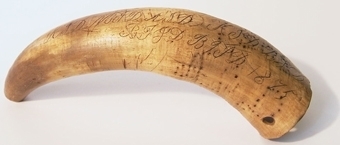 Vallhorn tillverkat av kohorn med fyra hål märkt med årtalen 1875 samt 1769. Flera inskurna initialer.