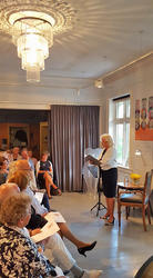 Lise Fjeldstad besøkte Kvinnemuseet i anledning Dagny Juels 150 årsjubileum.