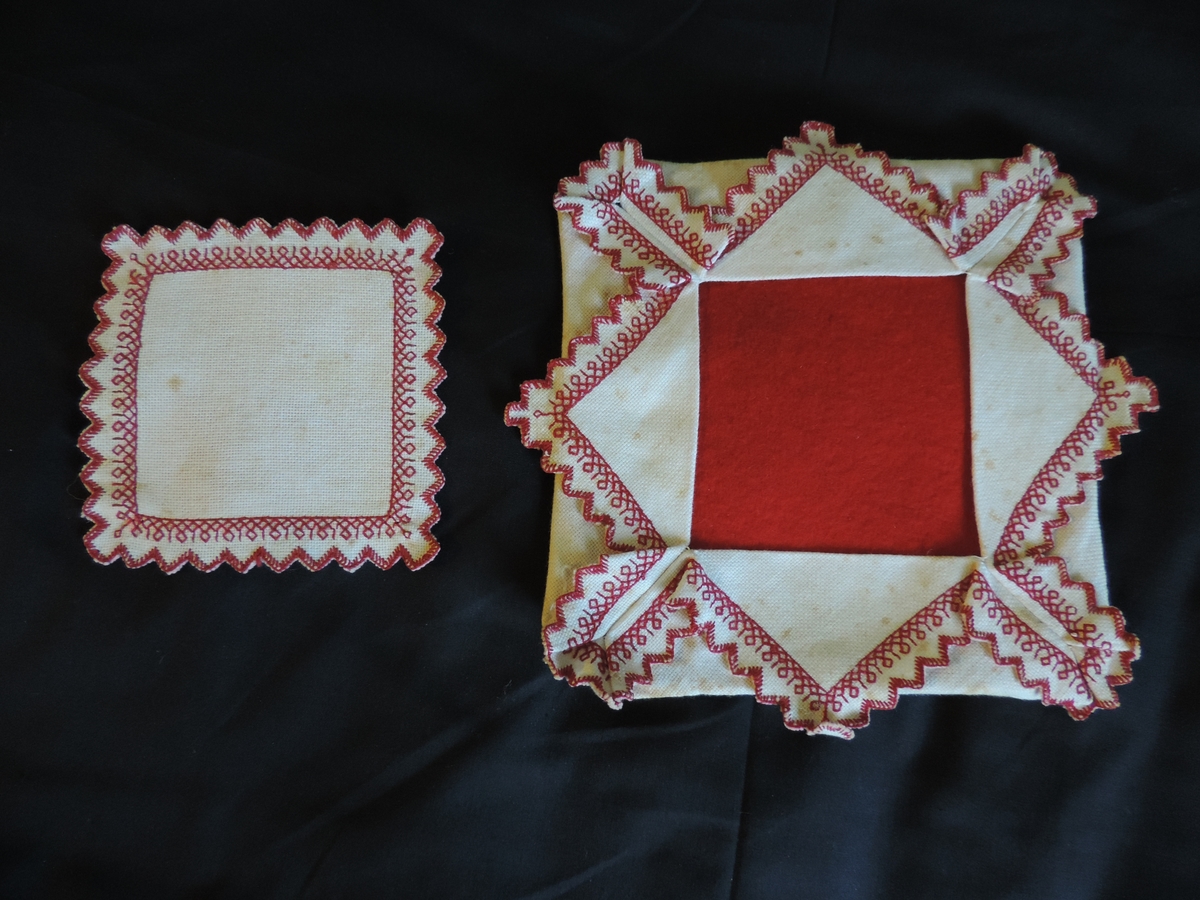 Lommetørklemappe i hvit sultan med firkantet lokk. Foret med rød filt. Konstrastsaum i rødt. Røde tungekanter og broderi.