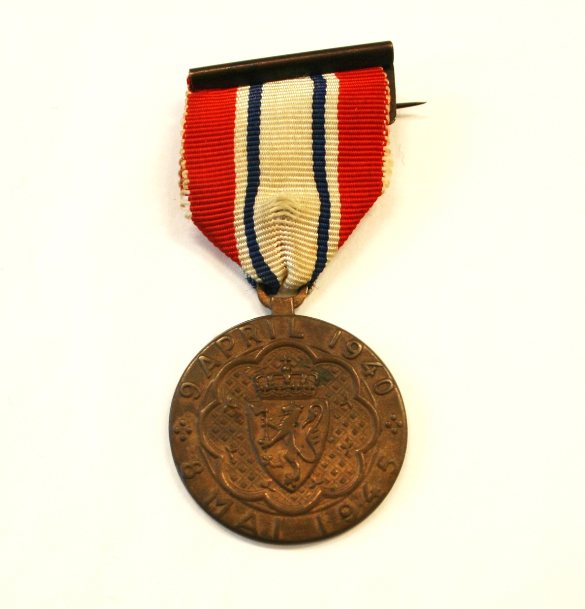 Medaljen har en rosett med riksvåpenet i, med omskrift «9 APRIL 1940 * 8 MAI 1945 *» på advers. På revers kongeflagget, handelsflagg og orlogsflagg og innskrift «DELTAGER I KAMPEN». Motivet er omgitt av en lenke.
Miniatyren har en rosett.
