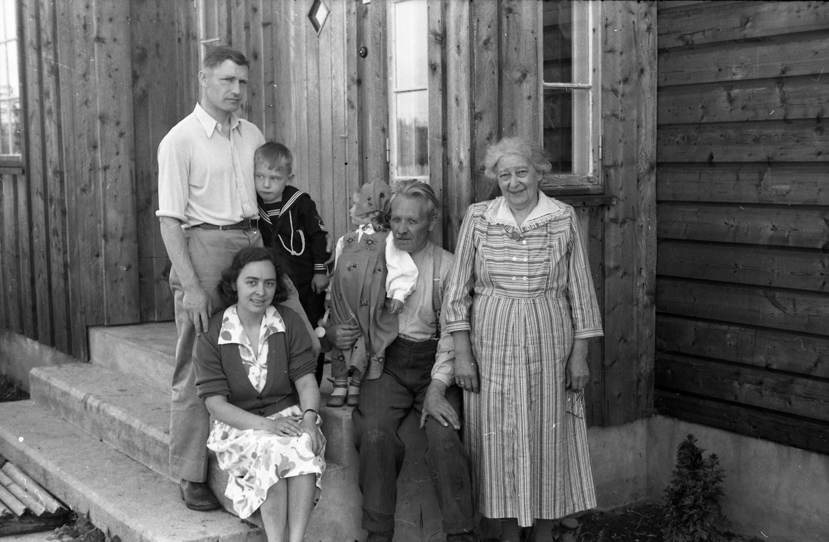 Familieportrett - Ingegjerd Hole og Roald Thomesen med barna Helga og Inge, samt Ingegjerds foreldre, Ingebrigt og Maria Hole. Fem bilder.