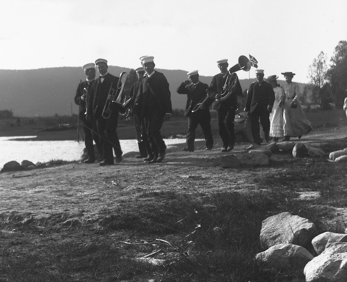 27. juni 1906 ved Måsåvika i Gardvik. Hornmusikken ble kalt "Kikosten".