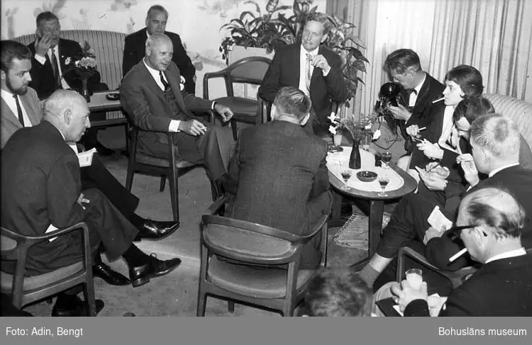 Kungainvigningen 16 juni 1964. 
Fotograf Bengt Adin, Göteborg. Regi Hans Håkansson.
Pressmöte på Lorensberg. Mr. Haider och Stott, Sonj, USA.