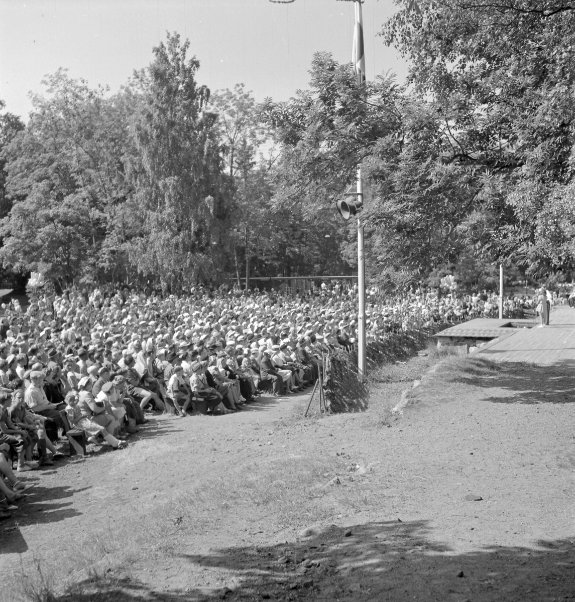 Furuvik

Furuviksparken invigdes pingstdagen 1936.
Folkdanslaget Furuviks Ungdomslag och Barnkabarén blev Furuviksbarnen.

Det är fullsatt under föreställningen










