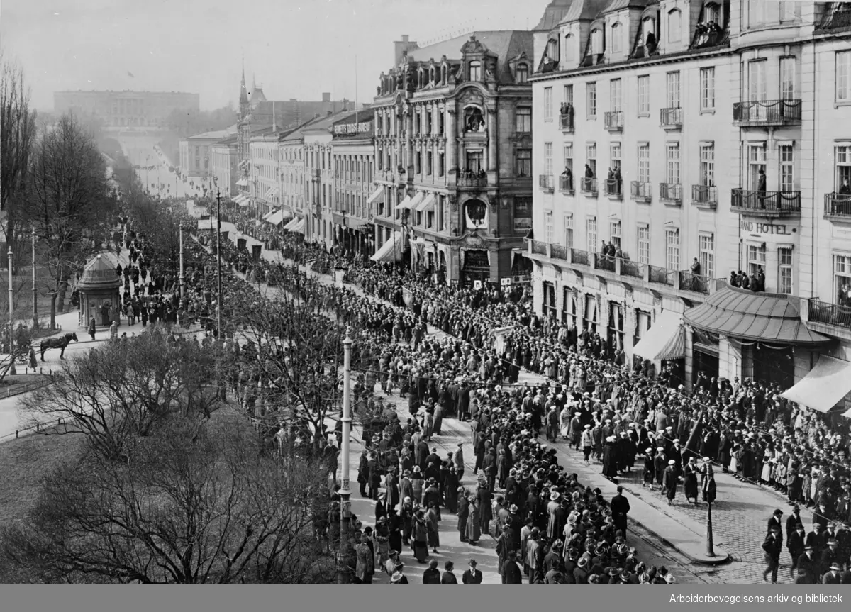 1. mai 1924, demonstrasjonstoget på vei nedover Karl Johans gate.