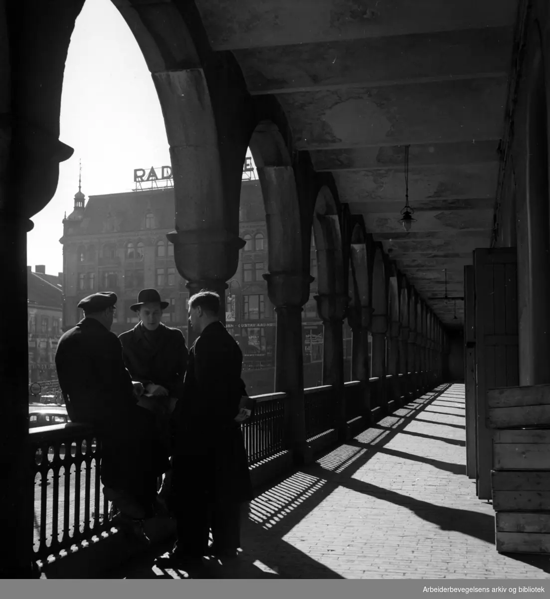 Youngstorget. Romerske søylehaller under fortauet i Møllergata. Mars 1953