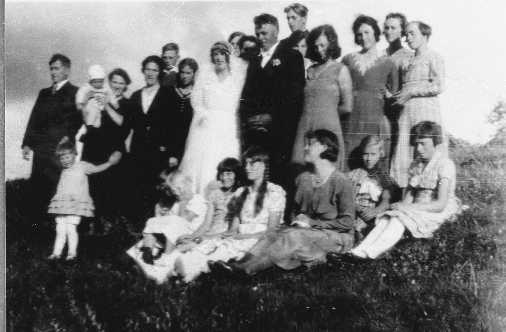 Bryllupsbilete som viser brudeparet Margit f. Orstad (30.8.1912 - 2.7.2008) og Lars Risa (8.10.1907 - ) og ein del av gjestene.