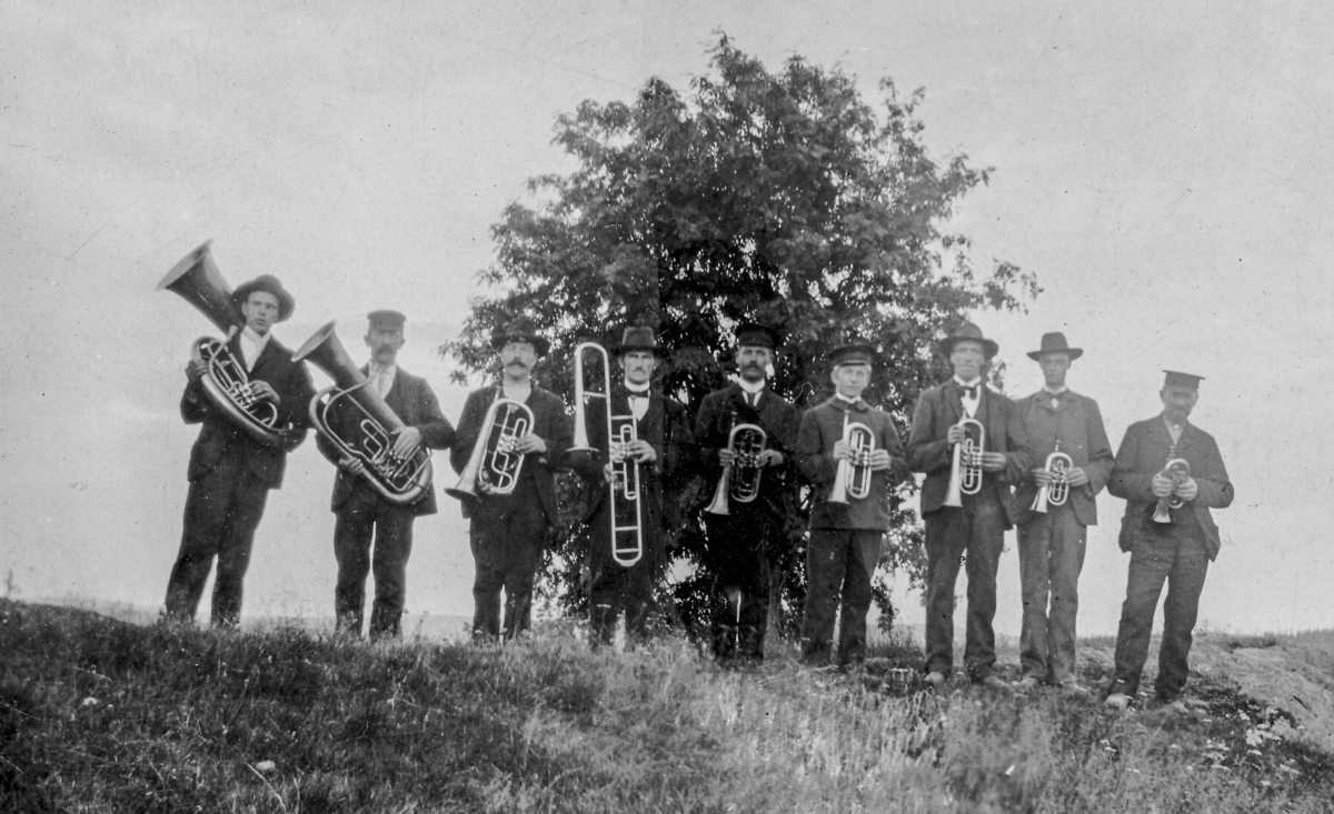 Hornorkester, trolig i Rudsgrenda i Sand, ca 1910. Nr. fem fra venstre er Anders Løkkerlien; og nummer ni f.v. er Anders Solberg.