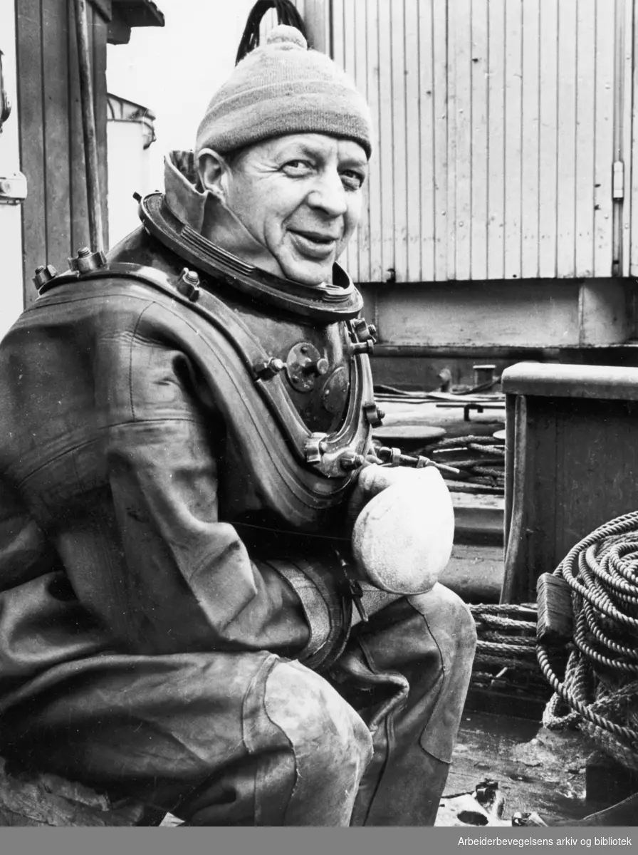 Formannen i Oslo Havnevesens Arbeiderforening, Alfred Johansen, dykker ved Bekkelagskaia i mars 1963.
