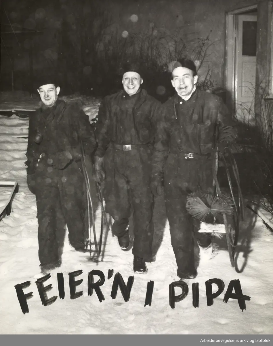 Frank Andresen, Birger Hansen og Reidar Kroge på vei til jobb. Birger Hansen er formann i Feiersvennenes Forening, april 1955.
