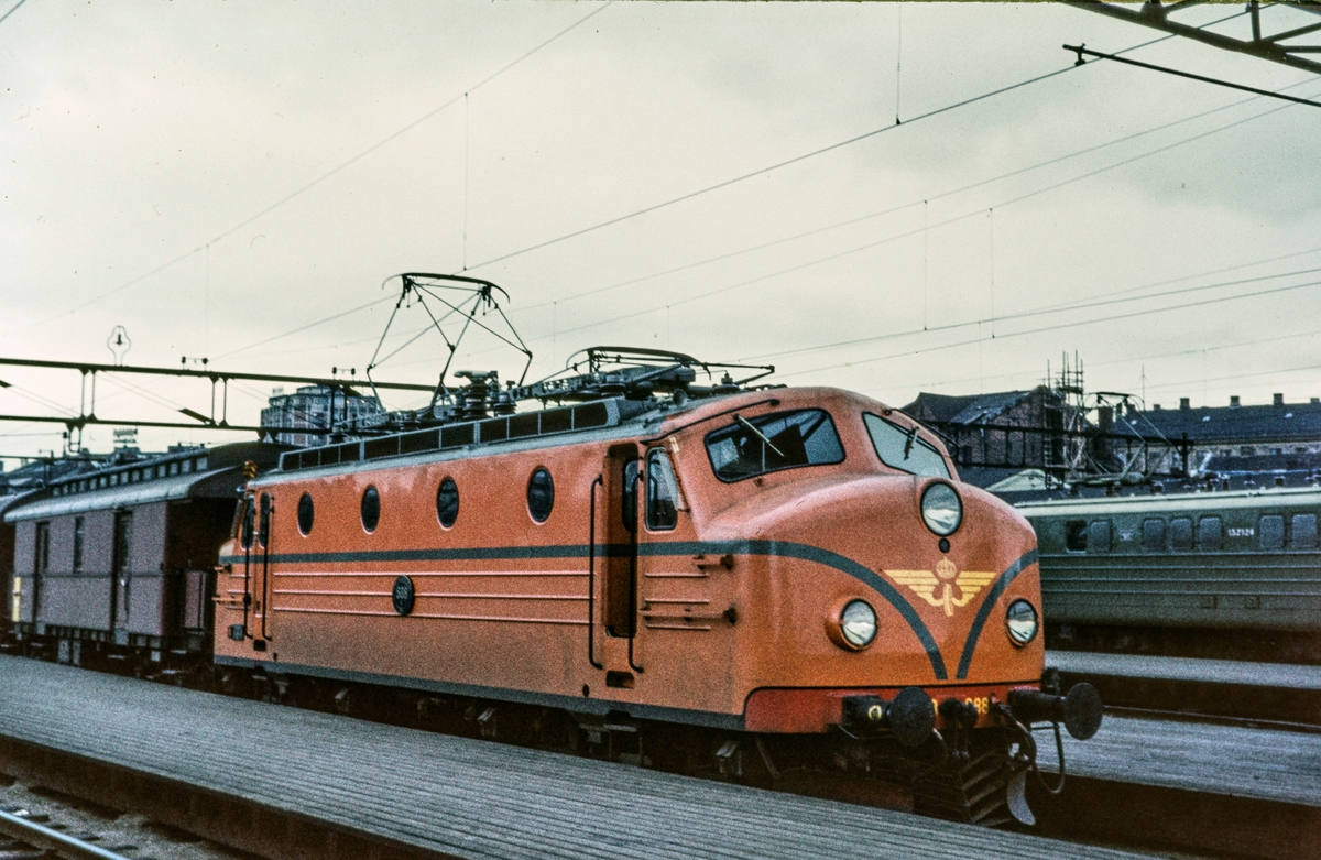 Dagtoget fra Oslo til København på Oslo Ø. Toget trekkes av svensk elektrisk lokomotiv type Ra nr. 986.
