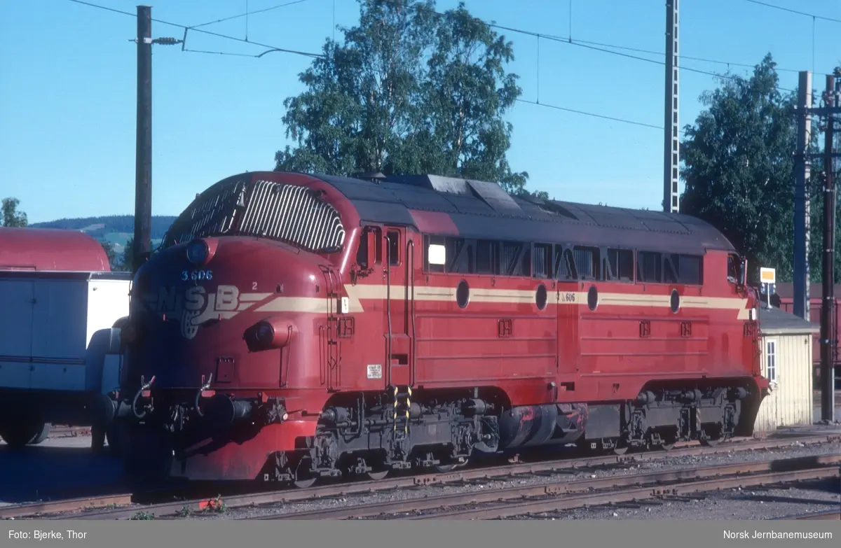 Diesellokomotiv Di 3 606 på Lillehammer stasjon