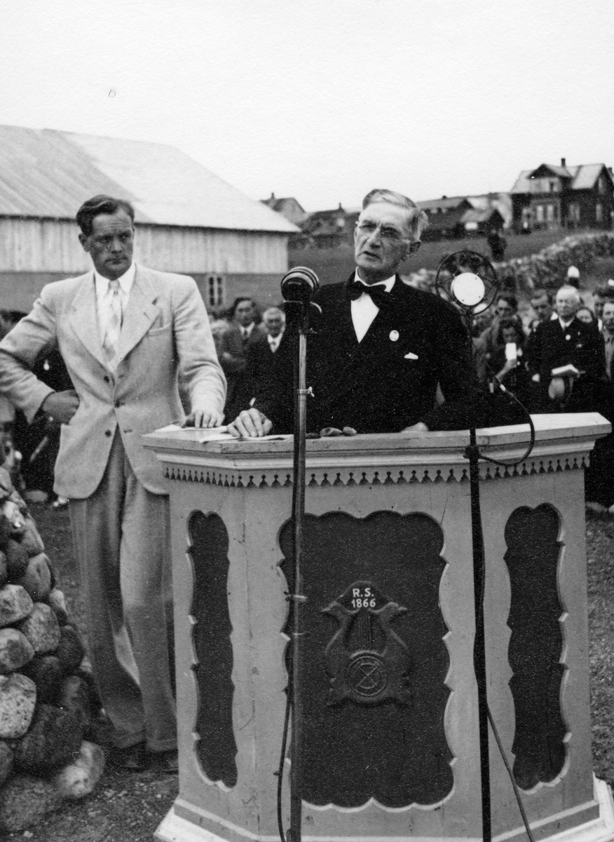 Johan Falkberget på talerstolen under 300-årsjubileet for Røros Kobberverk i 1946