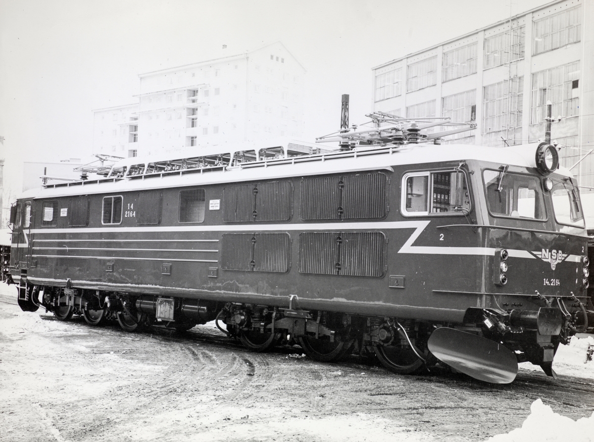 Elektrisk lokomotiv type El 14 nr. 2164 ved leveranse fra Thunes Mekaniske Verksted i Oslo. Dette var første lokomotiv av denne typen.