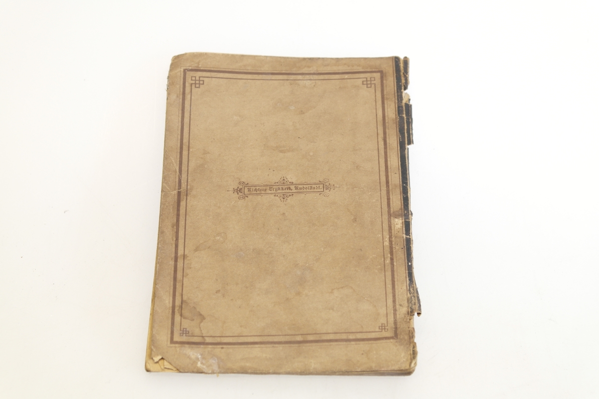 Hefte/tynn bok med brunt papiromslag. Innholdet er trykket med gotisk skrift.