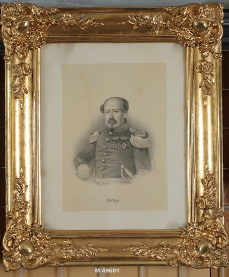 Litograferat porträtt av överstelöjtnant Henrik Key (1800-1861).
Man iklädd paraduniform med ordnar m.m. på bröstet.
Midjebild, halvprofil/en face.