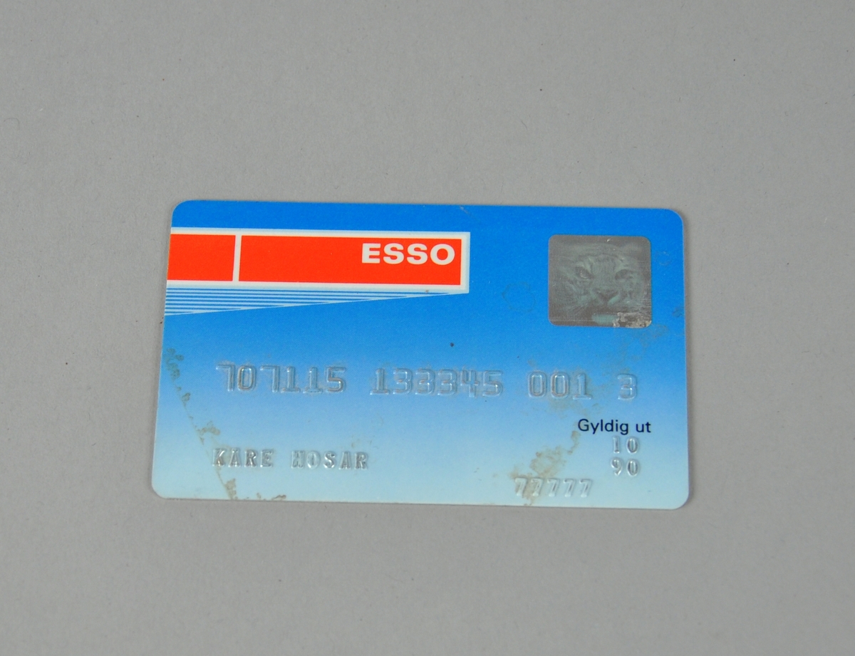 Betalingskort for kjøp av bensin på Esso-stasjoner. Med kortet følger en blankett med informasjon om betingelser for bruk, sikkerhet og kontakt dersom kortet mistes. I det høyre øverste hjørnet på kortet er det et hologrambilde av en tiger (kampanjelogo for Esso).