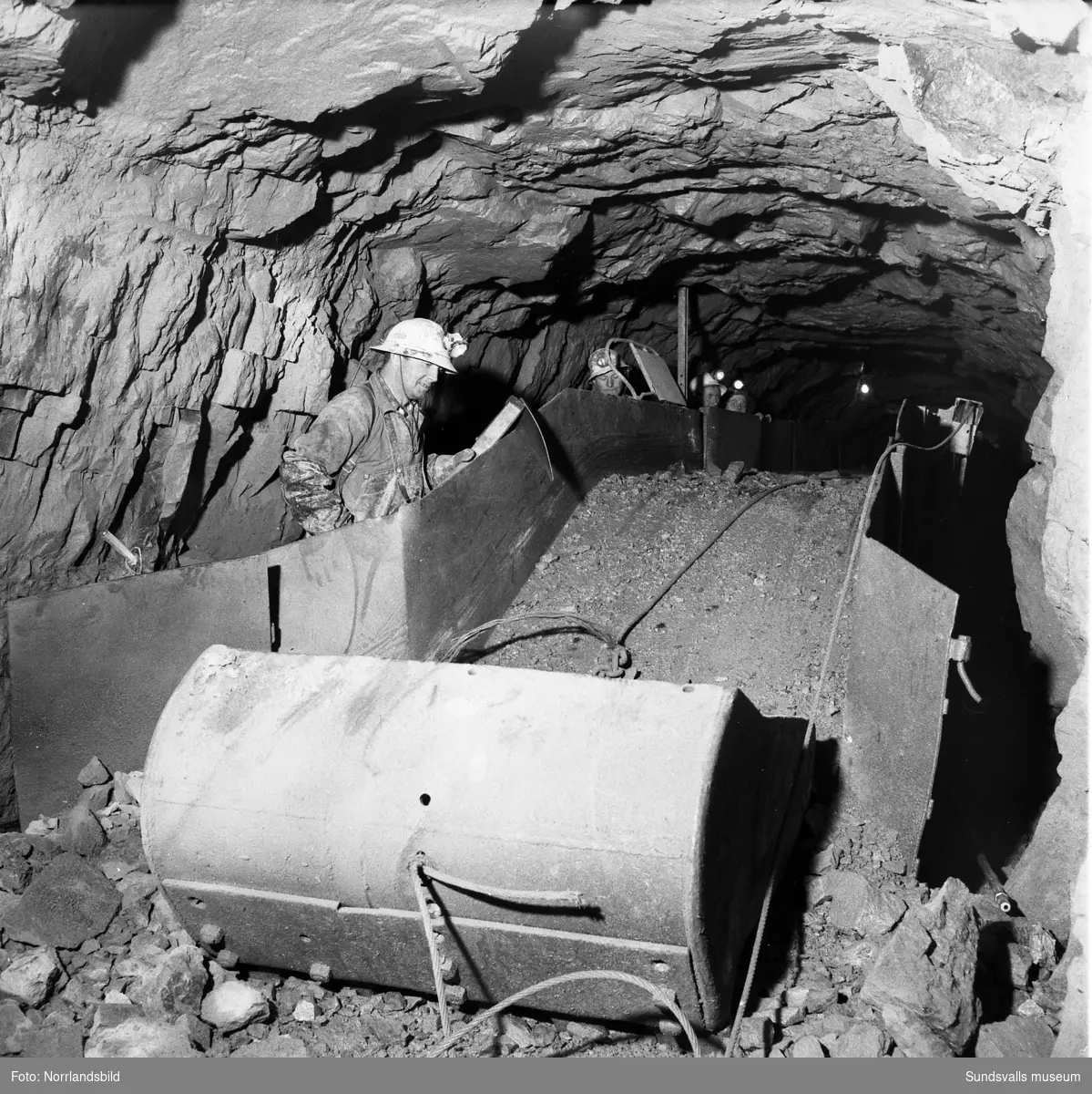 Sprängning av tunneln i samband med bygget av Bergeforsens kraftverk. (Tunnelgenomslaget.)