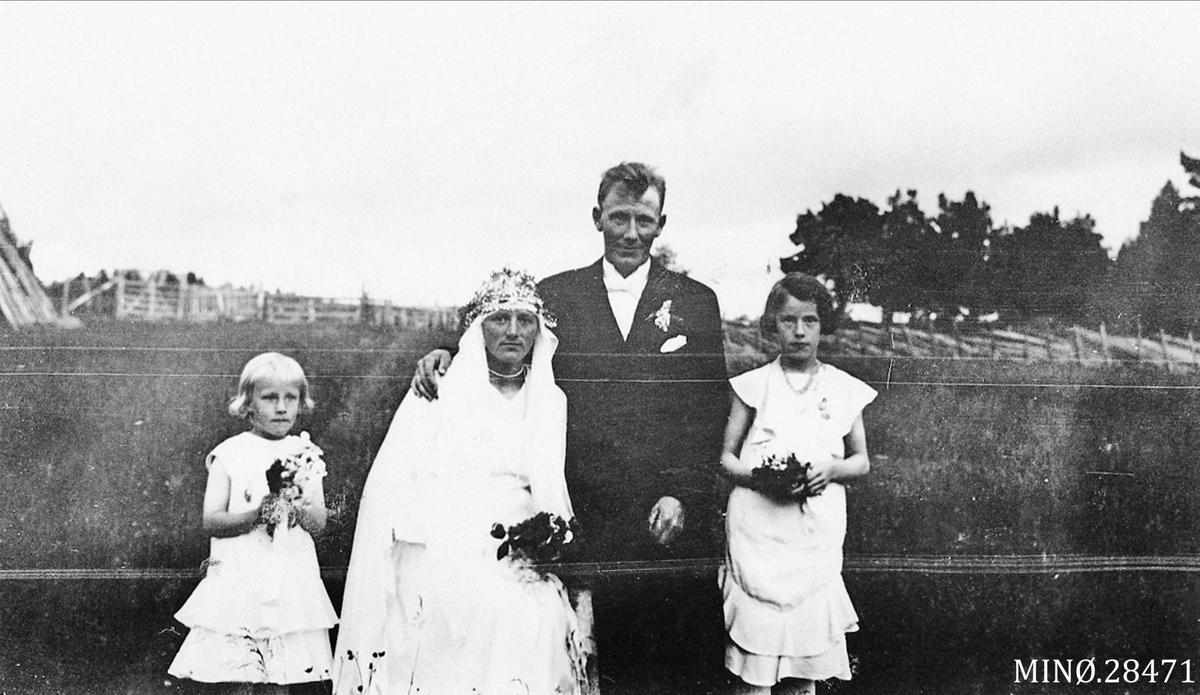 Brudebilde. Olav og Gudrun Dalåsen med brudebpiker