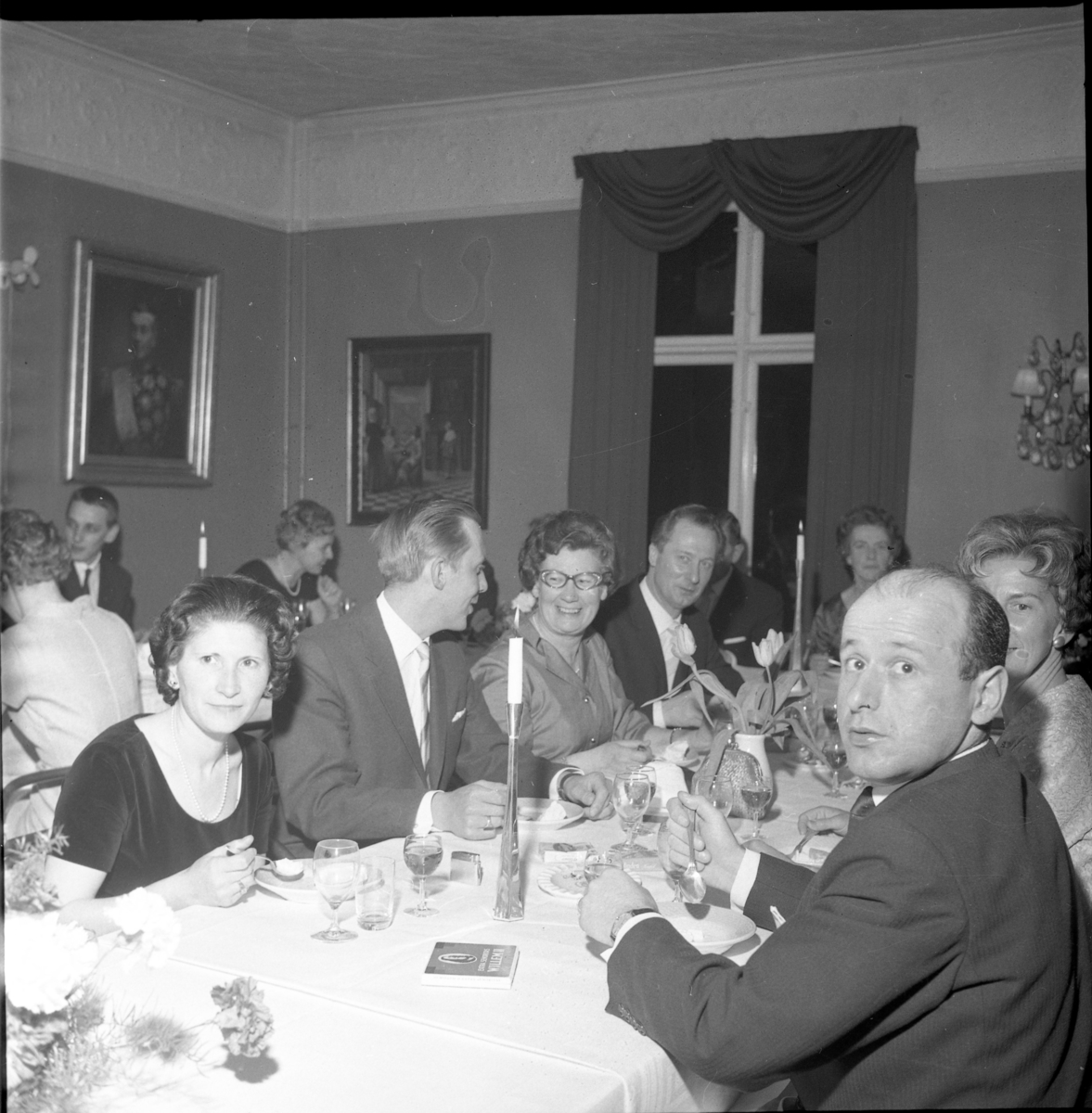 Odd Fellow jubilerar på Ribbagården i Gränna. Kvinnor och män vid dukade bord. Kvinnan med glasögon är Sonja Fong.