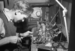 Radioreparasjon trolig hos Lena Foto & Radio mai 1952. Manne