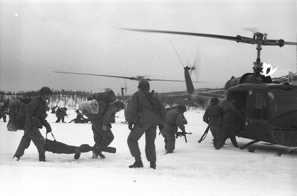 Soldater på vinterøvelse med helikoptre.