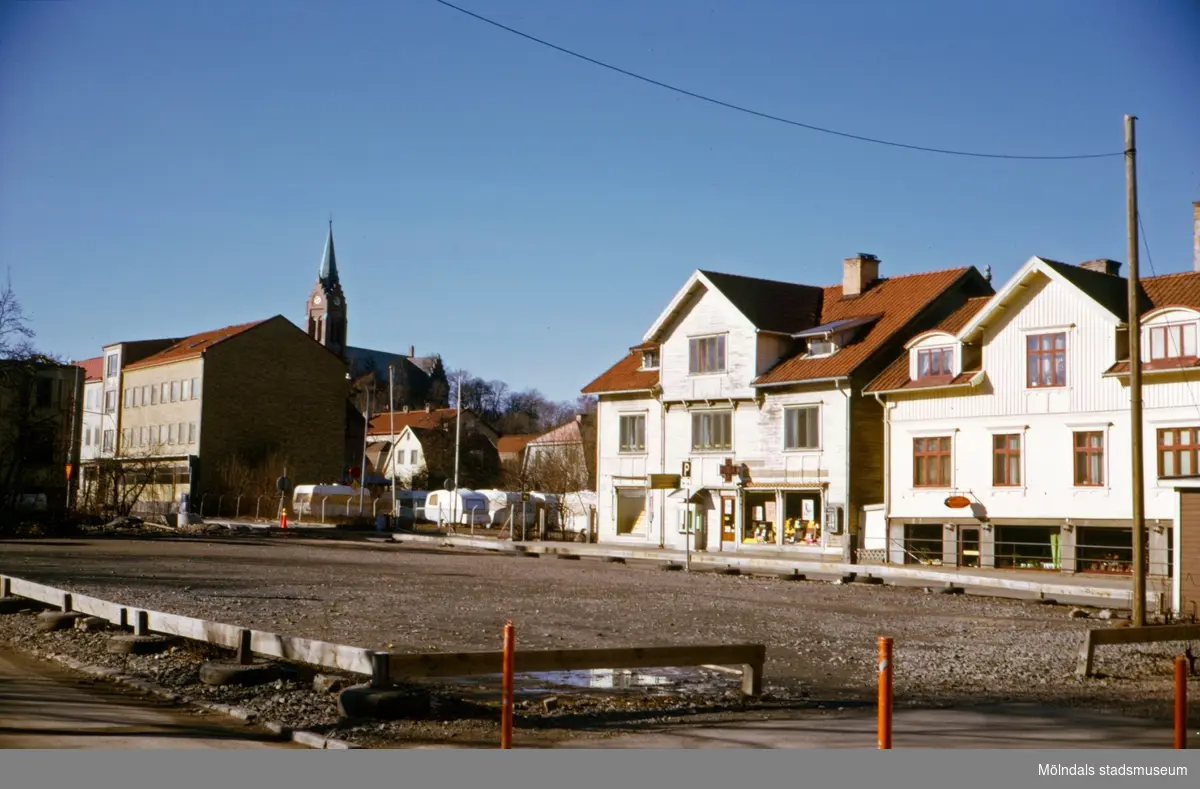 Bebyggelse vid Frölundagatan i Mölndal, troligen på 70-talet. Till höger ses husen Frölundagatan 8 och 6. I bakgrunden ses Fässbergs kyrka.