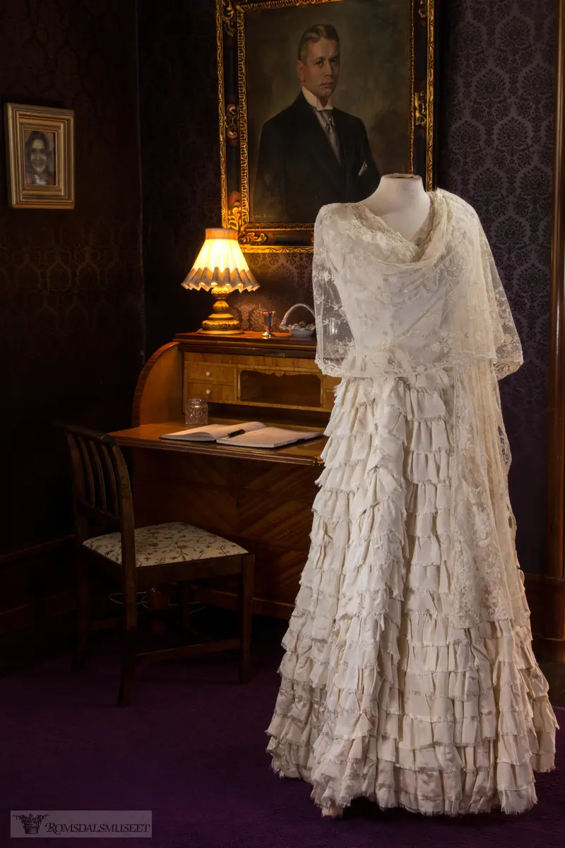 Fotografering av Laura Hanssen sine kjoler i Chateauet. .R.12443.A-B .(Se Romsdalsmuseets årbok 2014)