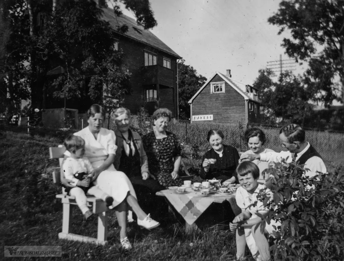 "Strandly 1938".Grannelaget mot aust 1938. Huset nærast er Fuglset handel, bygd 1937. Så er det «Sjøberg», som vart bygd som møbelfabrikk, men som på dette tidspunktet også hadde bakeri, det er uklårt kven som dreiv.