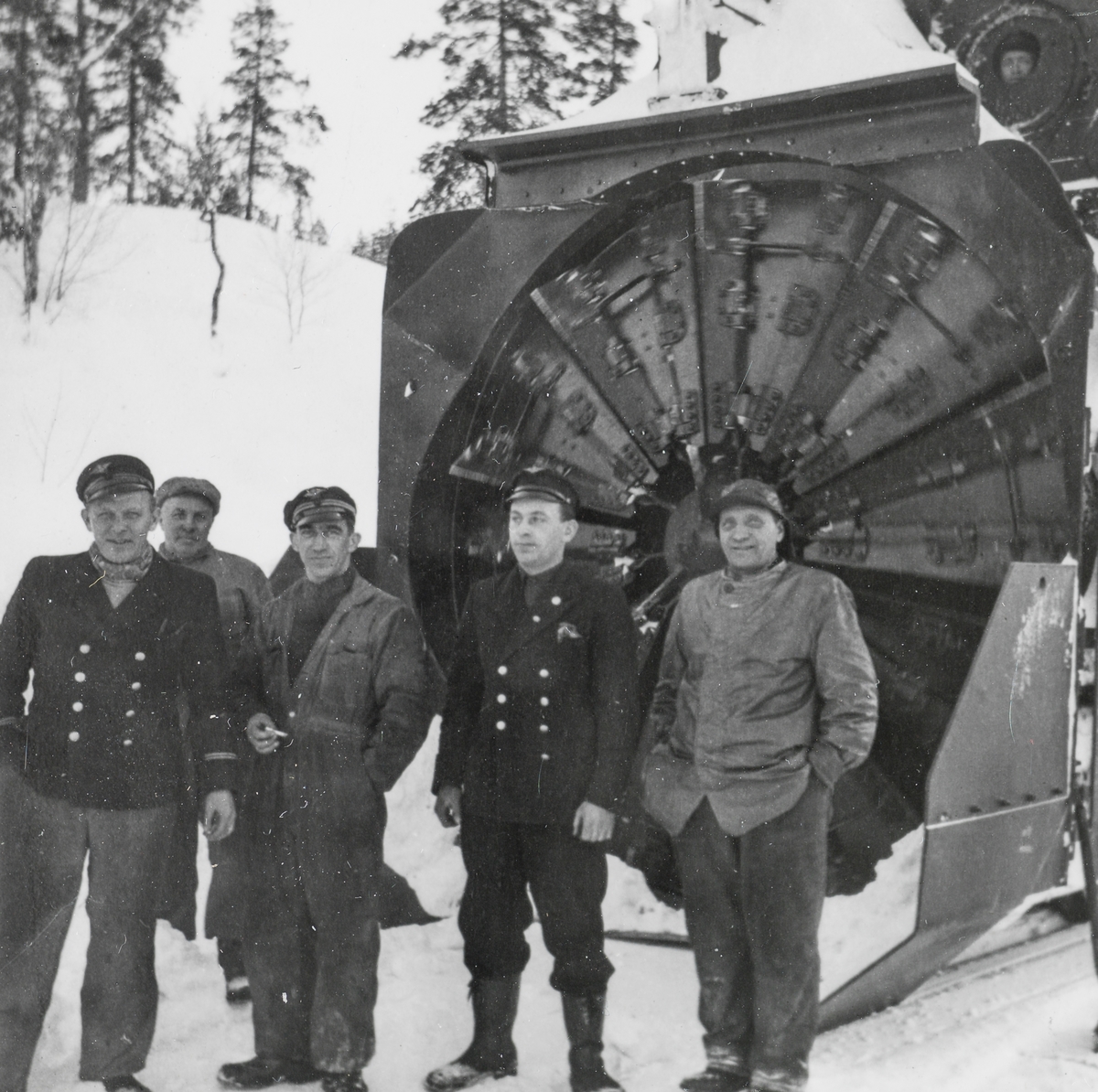 Jernbanepersonale foran dampdrevet roterende snøplog type III på Nordlandsbanen.