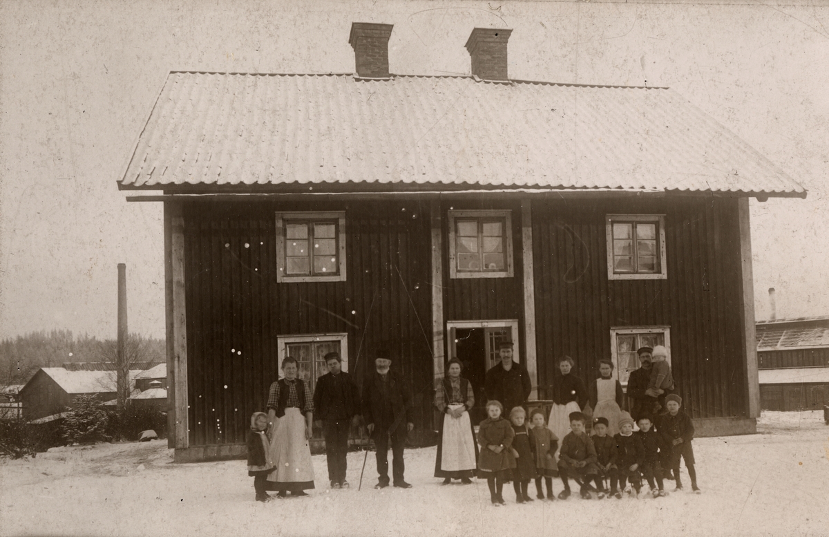 Smedbostad Kolsva Bruk, början av 1900-talet. - Tekniska museet ...