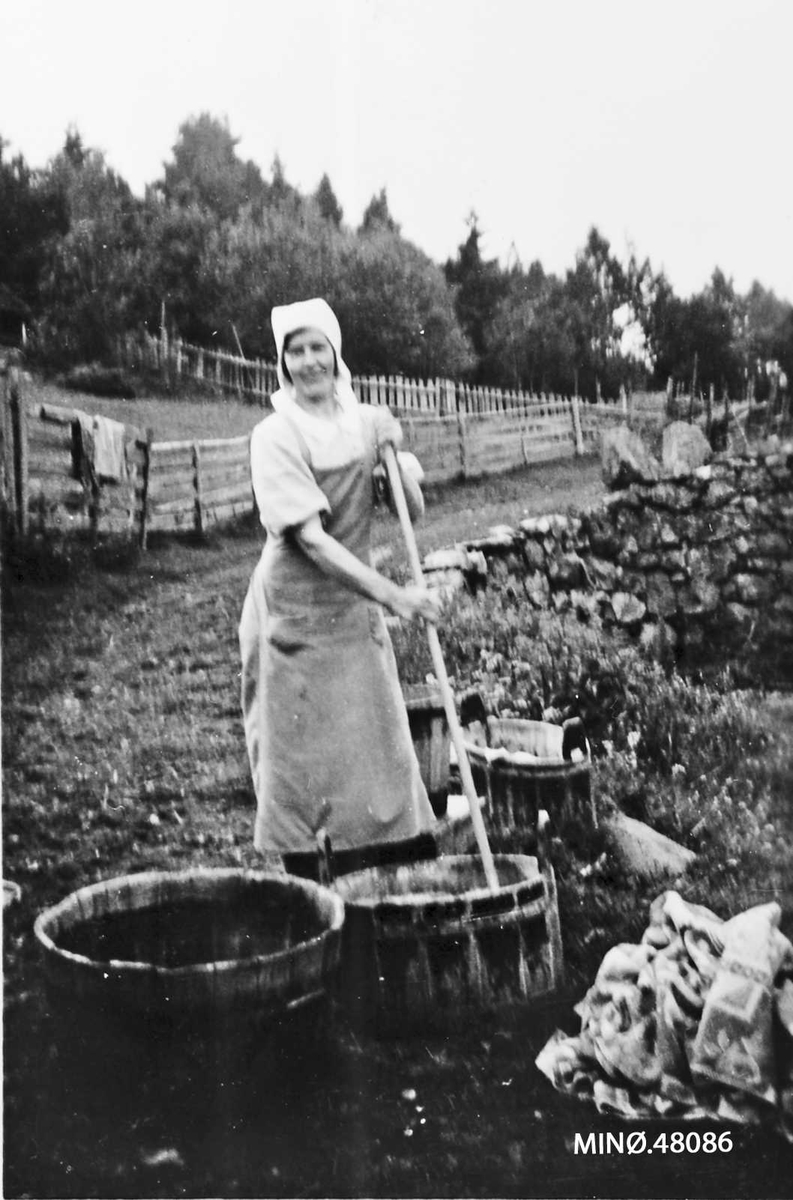 Søgarn Haarseth, Helene Ottem vasker. 