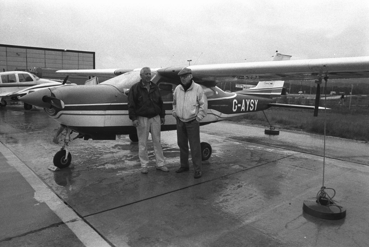 To menn med et småfly på Evenes flyplass.