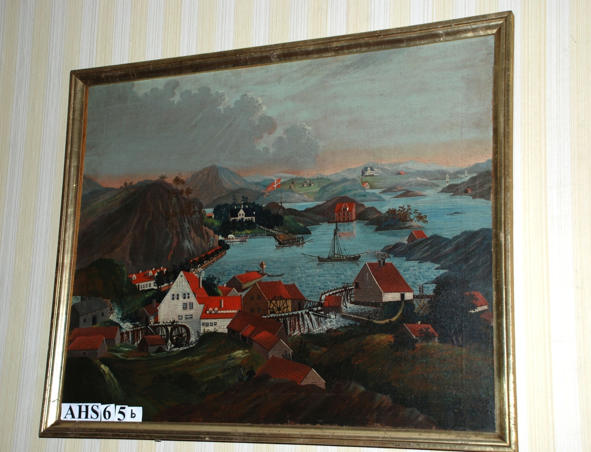 Alvøens fabrikkanlegg og hovedgård. På vågen ligger en seilskute. Bak i bildet vises hovedbygget og et dansk-norsk orlogsflagg. Prøvfjellet nærmest til venstre.