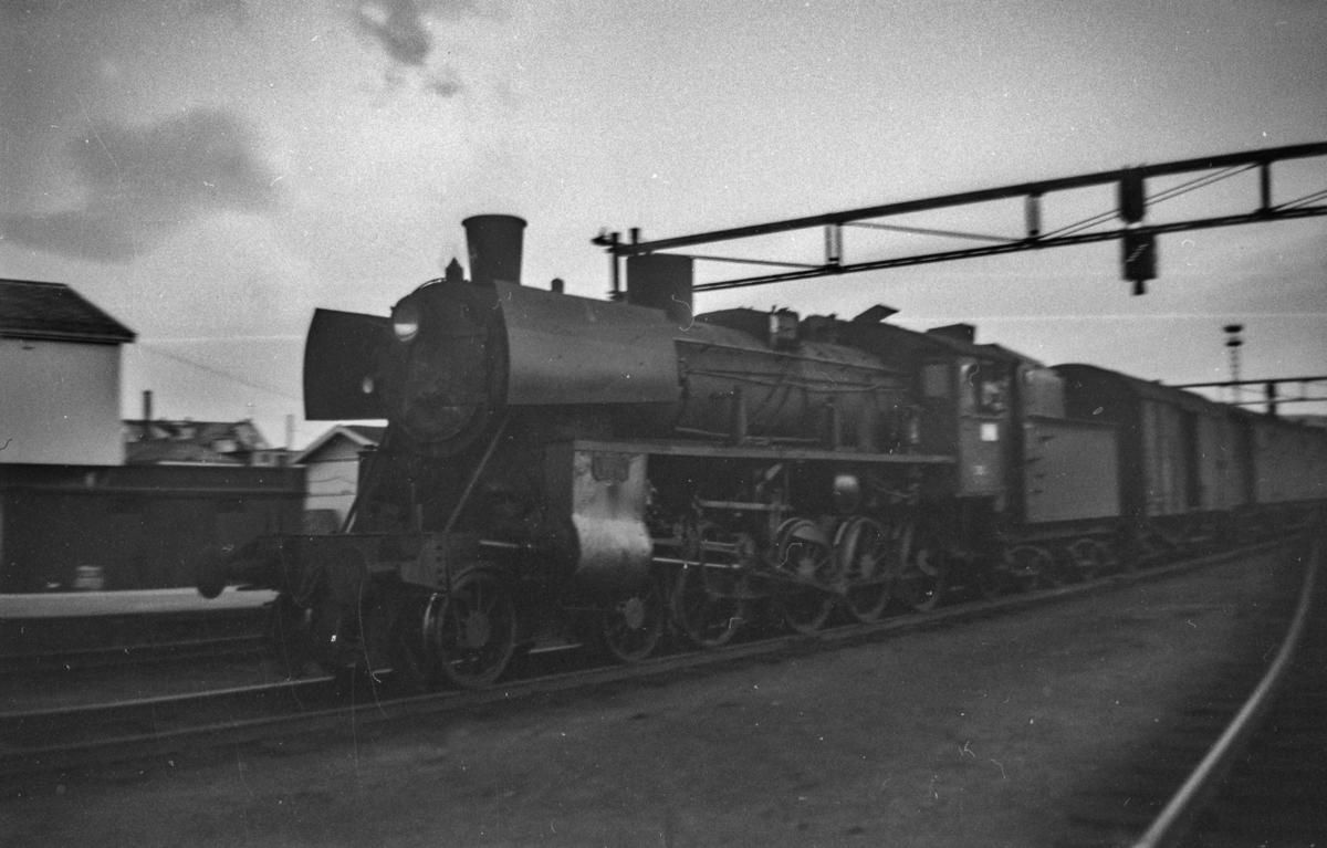 Dagtoget fra Oslo Ø til Trondheim over Røros, tog 301, på Trondheim stasjon. Toget trekkes av damplokomotiv type 26c. .