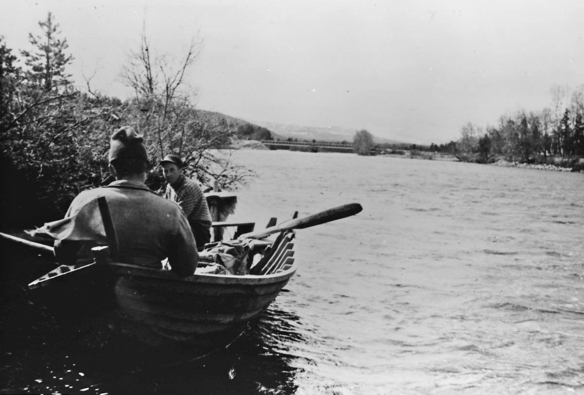 Tømmerfløtere i båt på elva, 1963. 
