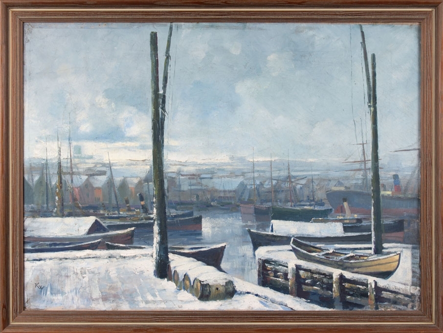 Oljemaleri "Vinterbilde fra Bergen havn". Ser dampskip og lektere liggende fortøyd på Bergen havn. En bruksbåt ligger på kaien med vippebommene.
