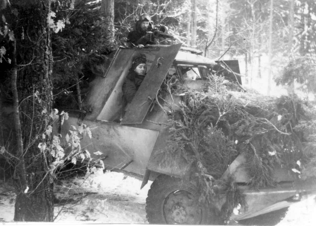 Korpralskolans KP-bil under vintermanöver på P 4 1948. Bakom kulsprutan står volontär Ericsson P 3.